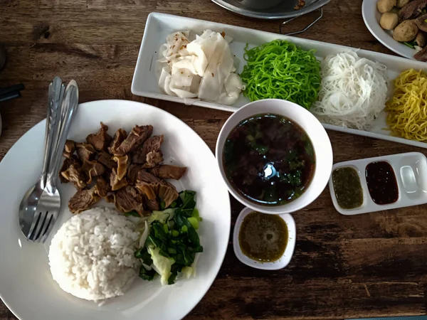 Üst Düzey Tayland Yemeği Pilavı Tahta Bir Masada — Stok fotoğraf