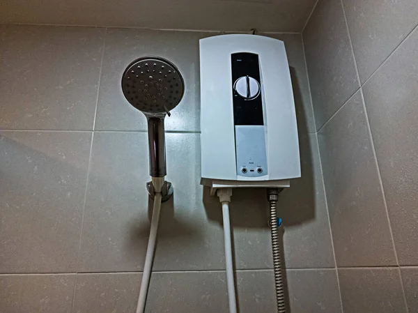 Ντους Και Ηλεκτρικό Θερμοσίφωνα Στο Μπάνιο — Φωτογραφία Αρχείου