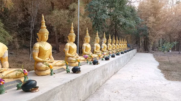Buddha Bilder Sind Einer Langen Reihe Angeordnet — Stockfoto