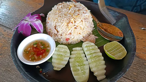 Prato Preto Com Arroz Mexido Ovo Consistindo Pepino Fatiado Limão — Fotografia de Stock