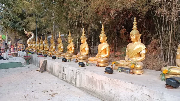 Viele Buddha Bilder Sind Einer Langen Reihe Angeordnet — Stockfoto