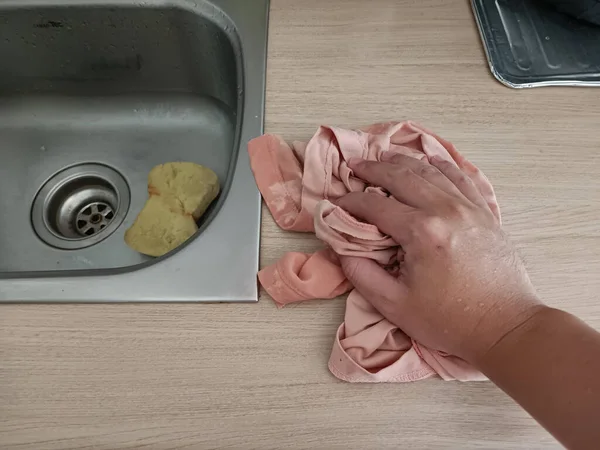 Eine Hausfrau Putzt Die Küchentheke Sauber — Stockfoto