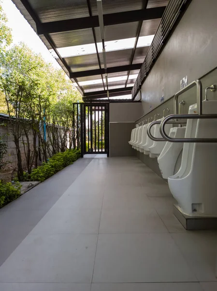 Casa Banho Dos Homens Fora Edifício Sem Pessoas — Fotografia de Stock