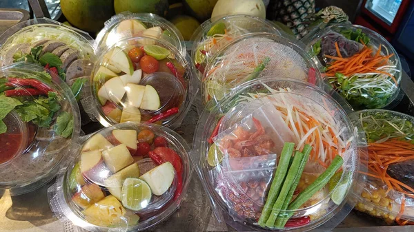 Somtum, meyve salatası, hazır yemek, popüler Tayland yemeği.