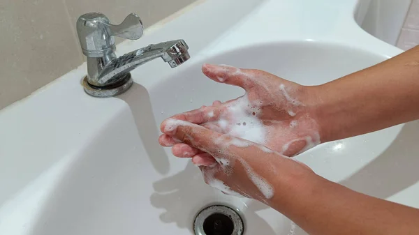 Großaufnahme Waschen Sich Frauen Ihre Hände Mit Schaumseife Und Sauberem — Stockfoto