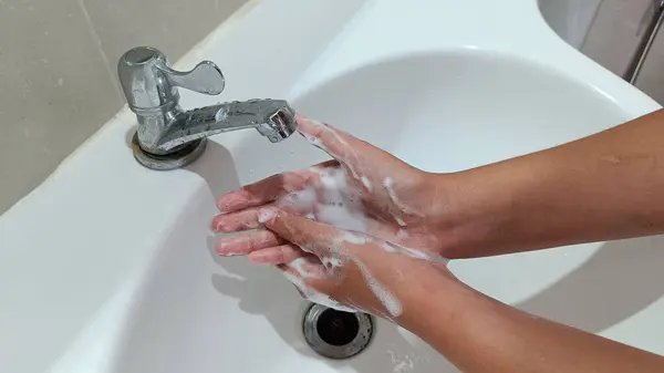 Frauen Waschen Sich Die Hände Mit Schaumseife Und Sauberem Wasser — Stockfoto