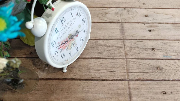 Braun Lackierter Alter Holzhintergrund Mit Uhr Und Blume Verziert — Stockfoto
