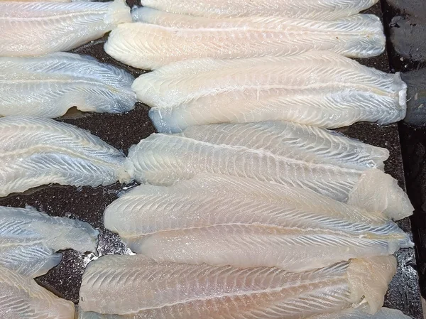 Φιλέτα Ψαριών Κομμένα Φέτες Μαύρο Δίσκο — Φωτογραφία Αρχείου