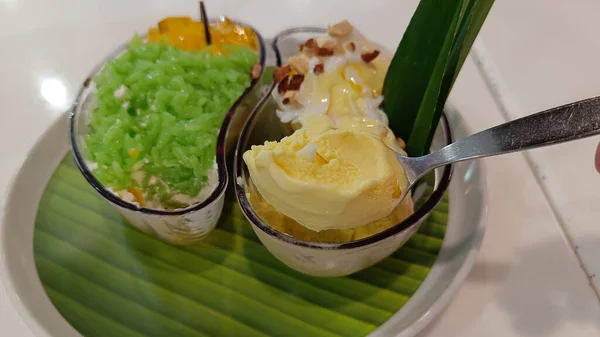Мороженое Манго Ложке Липким Рисом — стоковое фото