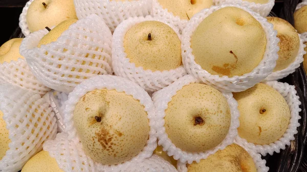 Αχλάδι Φρούτα Χρυσό Κίτρινο Τυλιγμένο Μαξιλάρι Αφρού — Φωτογραφία Αρχείου