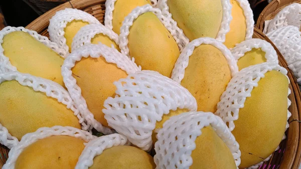 Ώριμα Κίτρινα Φρούτα Μάνγκο Καλάθι Τυλιγμένα Αντικραδασμικό Αφρό — Φωτογραφία Αρχείου