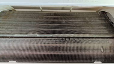 Kirli klima eski havalandırma vantilatörü ve sarmal, hastalık nedeni.