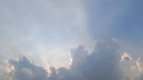 องฟ สวยงาม แสงแดดจากเมฆในว อากาศร — ภาพถ่ายสต็อก