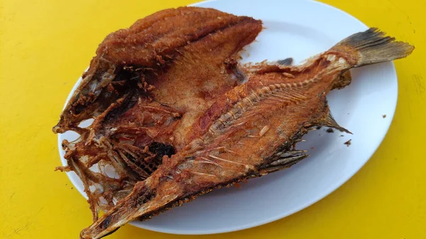 Νόστιμο Ασιατικό Ψάρι Τηγανητό Σερβίρεται Ένα Κίτρινο Τραπέζι Ταϊλανδέζικο Φαγητό — Φωτογραφία Αρχείου