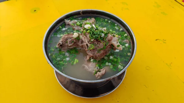 タイ料理スパイシーな豚骨スープ レントムザップは 巨大な豚骨で満たされた明確な豚骨スープであり チャイリーやハーブを身に着けています — ストック写真