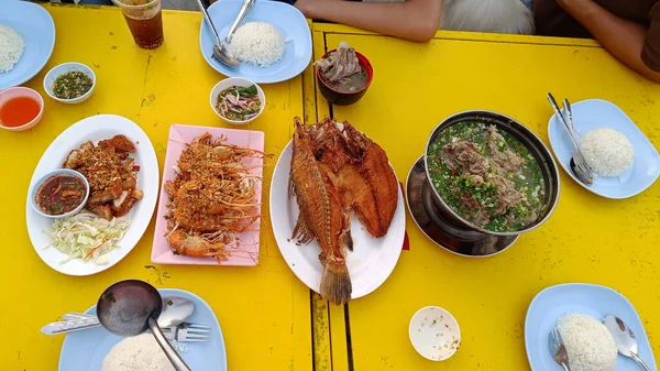 Ovanifrån Thailändsk Mat Gult Bord Äta Med Vänner Och Familj — Stockfoto