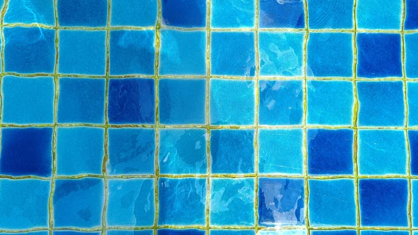 俯瞰游泳池底部的原因有波纹和波纹背景 夏天的背景水面的结构 — 图库照片