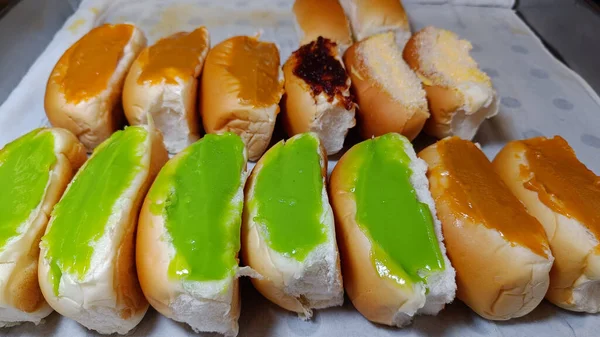 Ψωμί Γεμιστό Ατμό Πράσινο Και Πορτοκαλί Κρέμα Πωλήσεις Στην Αγορά — Φωτογραφία Αρχείου