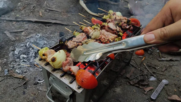 Барбекю Шампуры Мясо Курица Свинина Овощами Горящем Гриле Вкусная Еда — стоковое фото