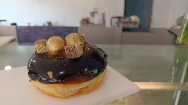 Çikolatalı ve beyaz tabakta paskalya yumurtalarıyla süslenmiş çörekler.