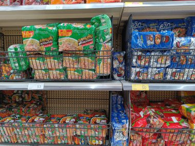 Nonthaburi, Tayland - 20 Nisan 2022: Popüler Tayland hazır şehriyesi WAIWAI bir markette veya süpermarket rafında satılmaktadır. Düşük maaşlı yiyecekler ve pahalı yaşam masraflarıyla tanınır.