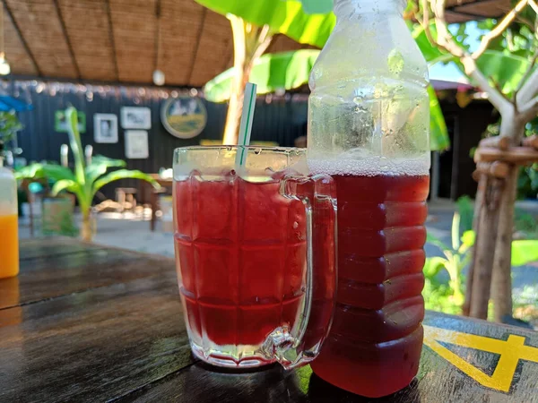 Rosela Gelada Vidro Mesa Madeira Para Uma Bebida Saudável Base — Fotografia de Stock