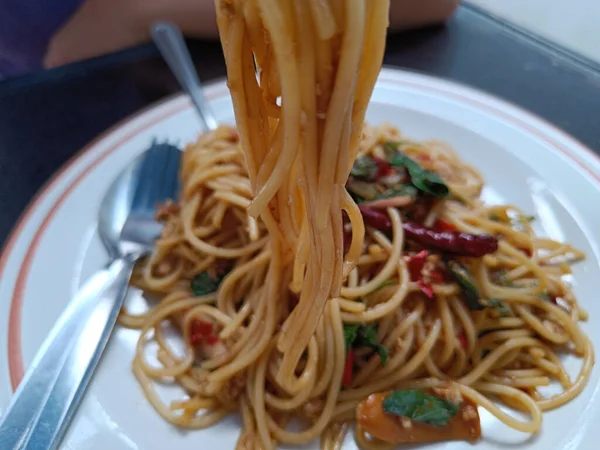 Szelektív Fókusz Spagetti Fűszeres Sertés Kolbász Bazsalikom Thai Fúziós Élelmiszer — Stock Fotó