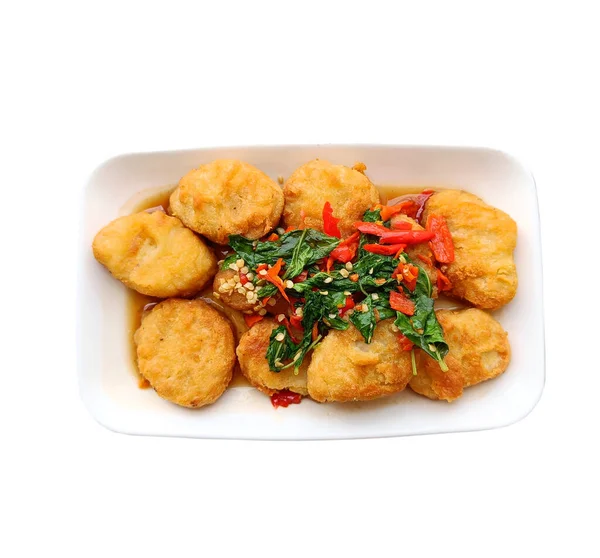 Beyaz tabakta Basil Nuggets baharatlı. Füzyon Tayland yemeği. Beyaz arkaplan.