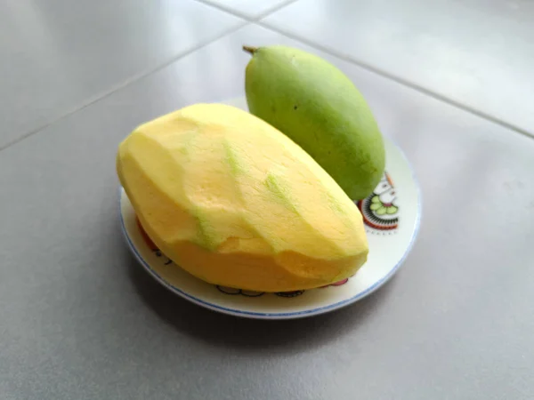 Πράσινο Μάνγκο Λευκό Πιάτο Ταϊλανδέζικο Φρούτα Καλοκαίρι — Φωτογραφία Αρχείου