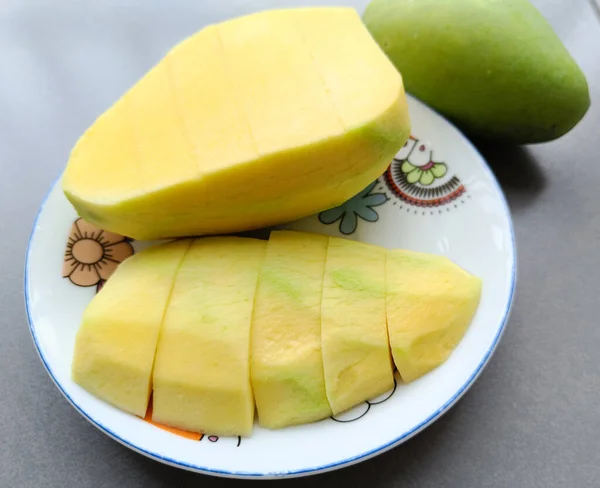 Mango Verde Cortado Por Mitad Plato Blanco Fruta Tailandesa Verano — Foto de Stock