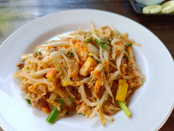 Tayland yemeği, kıyma ve soya peyniri, kahverengi tabakta popüler Tayland yemekleri.