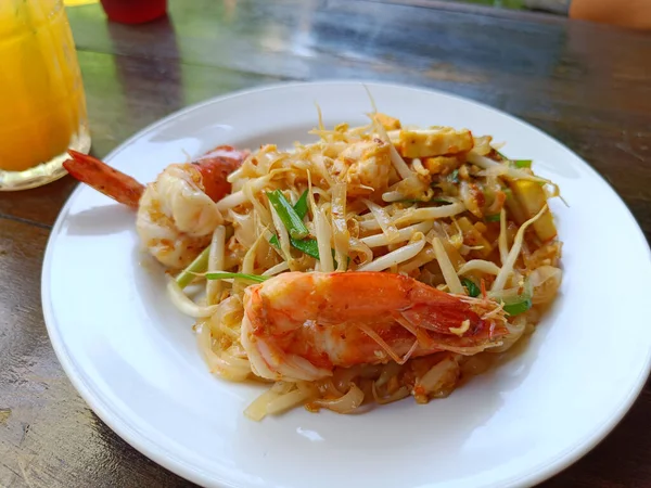 Pad Thai Fresh Shrimp White Plate Brown Table Popular Thai — стоковое фото