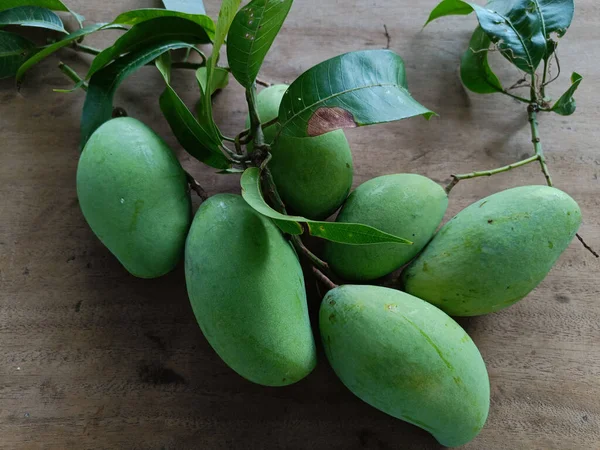 Πράσινο Μάνγκο Και Φύλλα Thai Καλοκαίρι Φρούτα Καφέ Ξύλινο Τραπέζι — Φωτογραφία Αρχείου