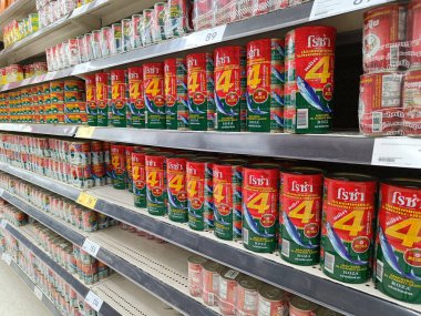 Nonthaburi, Tayland - 2 Mayıs 2022: Konserve yiyecek ya da konserve balık Maaşları ve pahalı yaşam masrafları