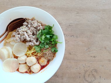 Pork Tom Yum Noodles, Köfte, Baharat ve Ekşi Tadı Tayland 'da kahverengi ahşap masada popülerdir.