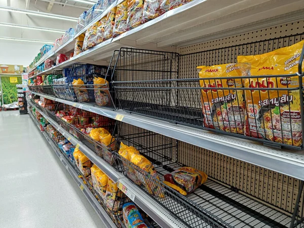 Nonthaburi, Tayland - 02 Mayıs 2022: Mama Noodles, Pahalı yaşam değerine sahip maaşlı yiyecek..