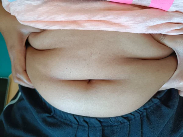 Kadınlar gösterinin üzerinde durur.