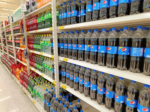 Nonthaburi, Tayland - 10 Mayıs 2022: Hafif içecekler, Pepsi, Fanta Sprite, süpermarketlerde satış