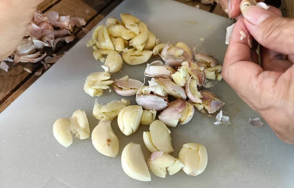 Mujer Pelando Ajo Tabla Cortar Para Cocinar — Foto de Stock