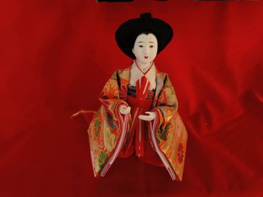 Kırmızı arka planda güzel bir Japon bebeği