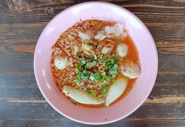 Tayland adı Yentafo Tom Yum Erişte, Tayland yemekleri lezzetli ve lezzetli..