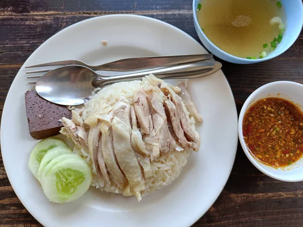 Hainanese Κοτόπουλο Ρύζι Τρώνε Κοτόσουπα Και Σάλτσα Ξύλινο Φόντο — Φωτογραφία Αρχείου