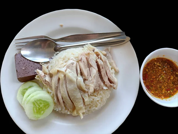 Ρύζι Κοτόπουλο Χαϊνάν Τρώει Σάλτσα Μαύρο Φόντο Διαδρομή Αποκοπής — Φωτογραφία Αρχείου