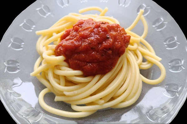 Spaghetti Nudler Tomat Sauce Plade Tæt Sort Baggrund Med Klipning - Stock-foto