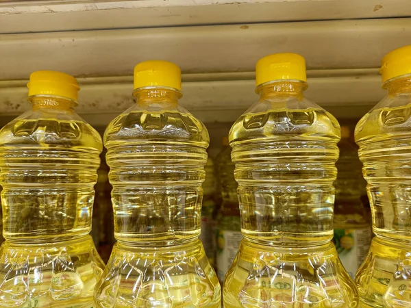 Pflanzenöl Flaschen Supermarktregalen — Stockfoto