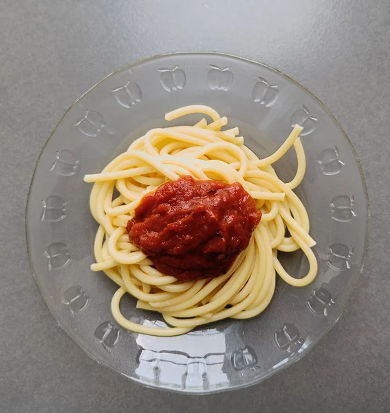 プレート上のスパゲティ麺トマトソース トップビュー — ストック写真