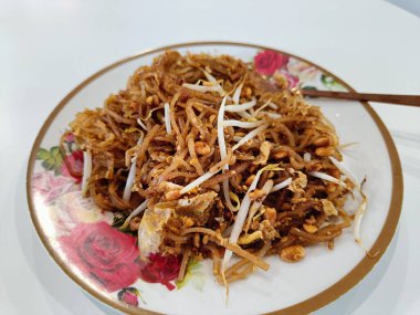 Kızarmış pirinç eriştesi, soya sosu, yumurta ve fasulye filizi, Asya yemeği stili, pahalı şeyler sırasında para biriktirir..