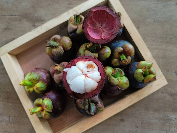 Zgniłe Mangosteen Brązowej Tacy Owoce Azji Który Był Bardzo Popularny — Zdjęcie stockowe