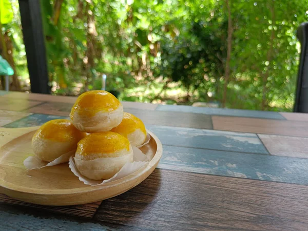 Chinesischer Kuchen Gebäck Oder Mondkuchen Auf Holzteller Hintergrund Verschwimmen — Stockfoto