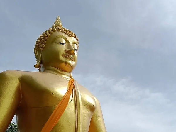 Nahaufnahme Goldener Buddha Auf Blauem Himmel Hintergrund — Stockfoto